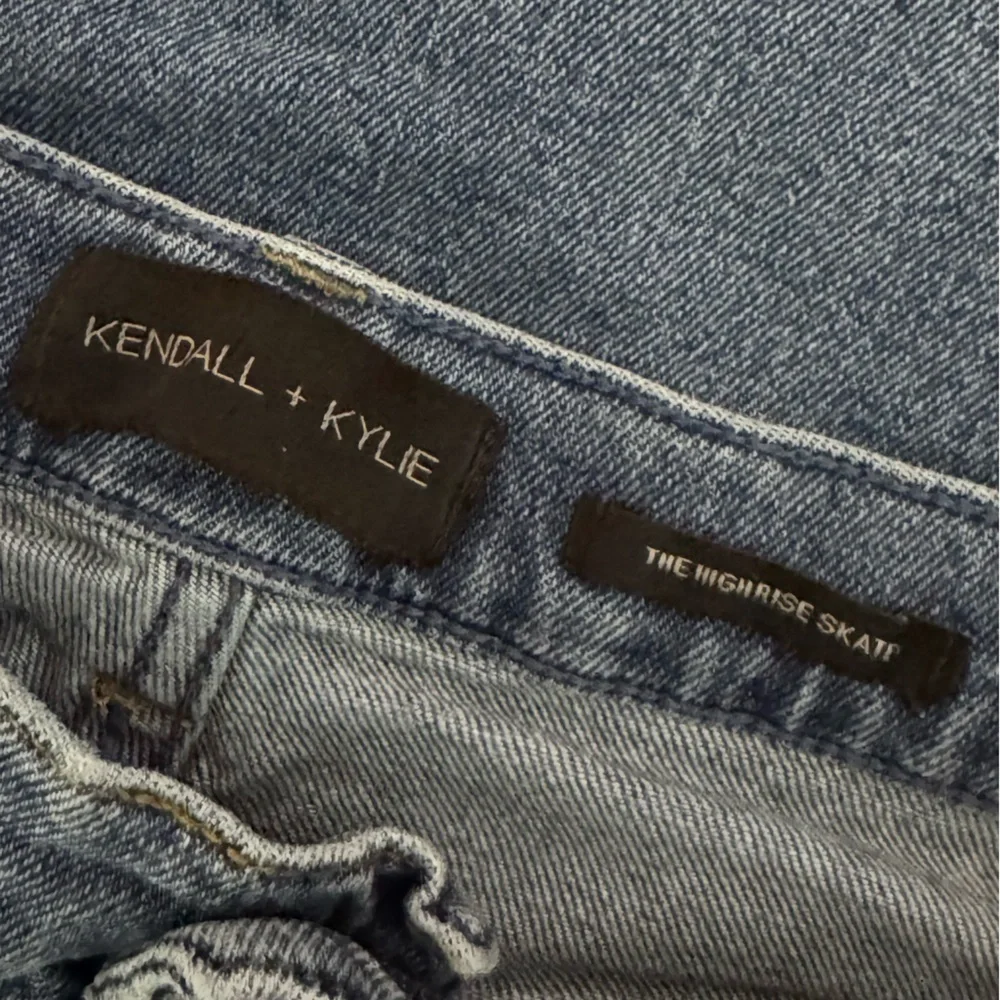 Kendall+Kylie The High Rise Skater‎ 5/27